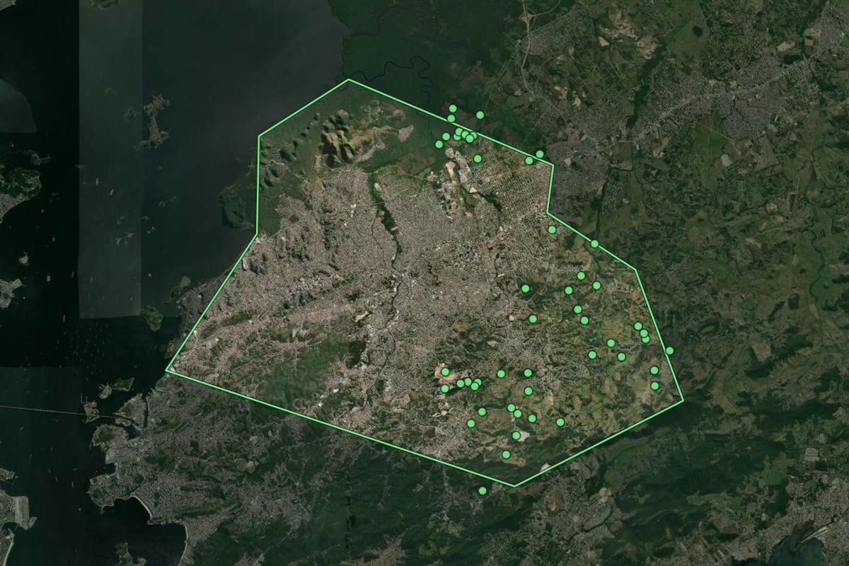 Imagem de satélite de São Gonçalo (RJ), com o contorno do município e a posição dos imóveis desta página.