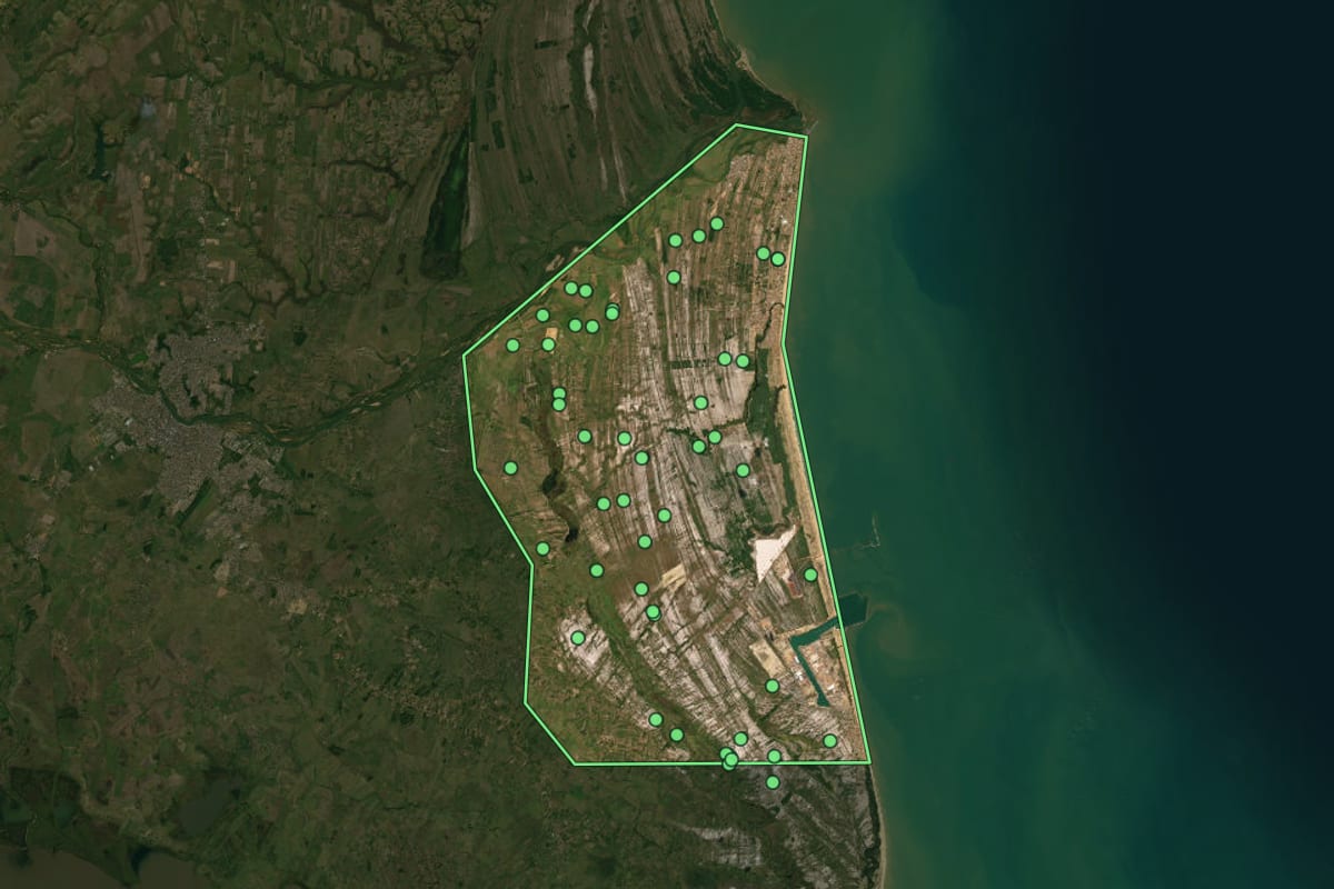 Imagem de satélite de São João da Barra (RJ), com o contorno do município e a posição dos imóveis desta página.