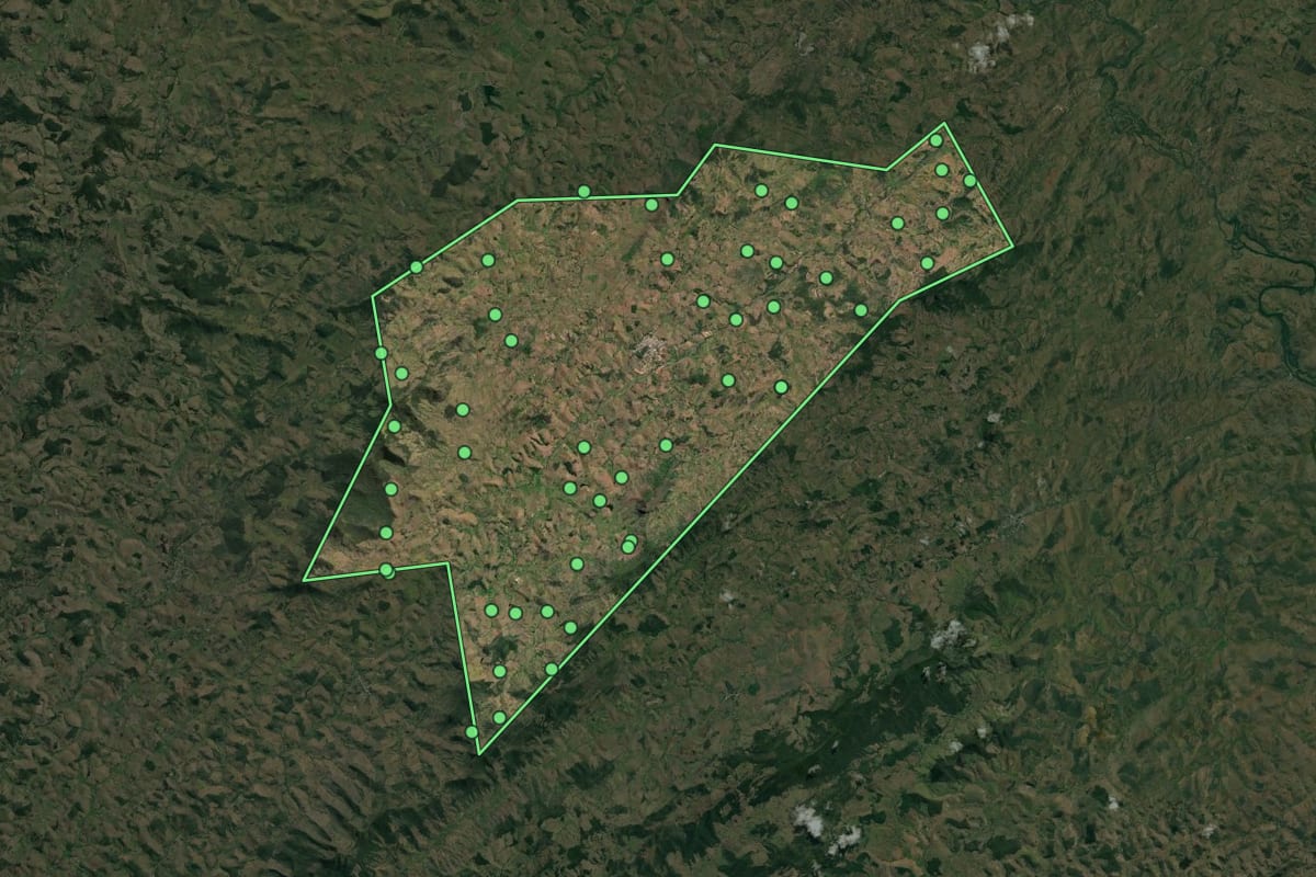 Imagem de satélite de São José de Ubá (RJ), com o contorno do município e a posição dos imóveis desta página.