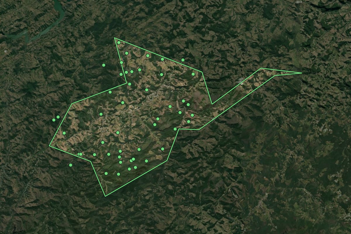 Imagem de satélite de São José do Vale do Rio Preto (RJ), com o contorno do município e a posição dos imóveis desta página.