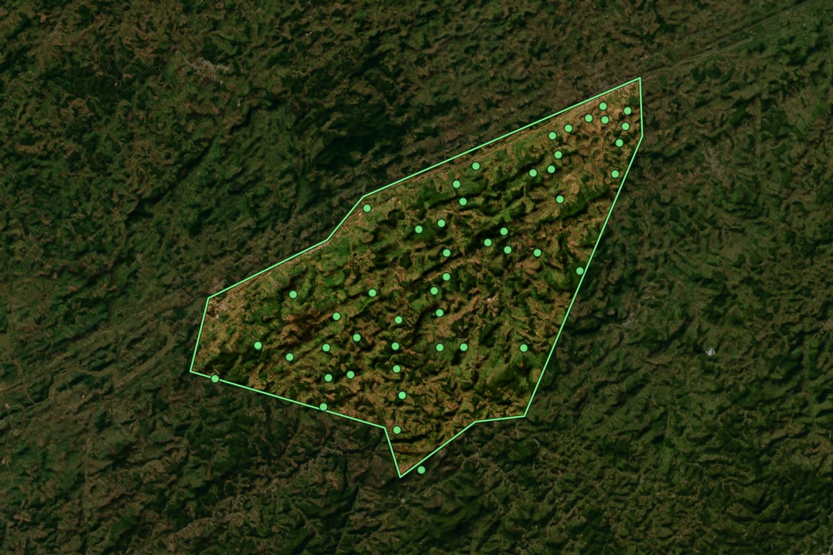 Imagem de satélite de Sapucaia (RJ), com o contorno do município e a posição dos imóveis desta página.