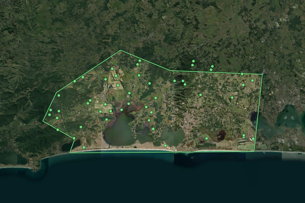 Imagem de satélite de Saquarema (RJ), com o contorno do município e a posição dos imóveis desta página.
