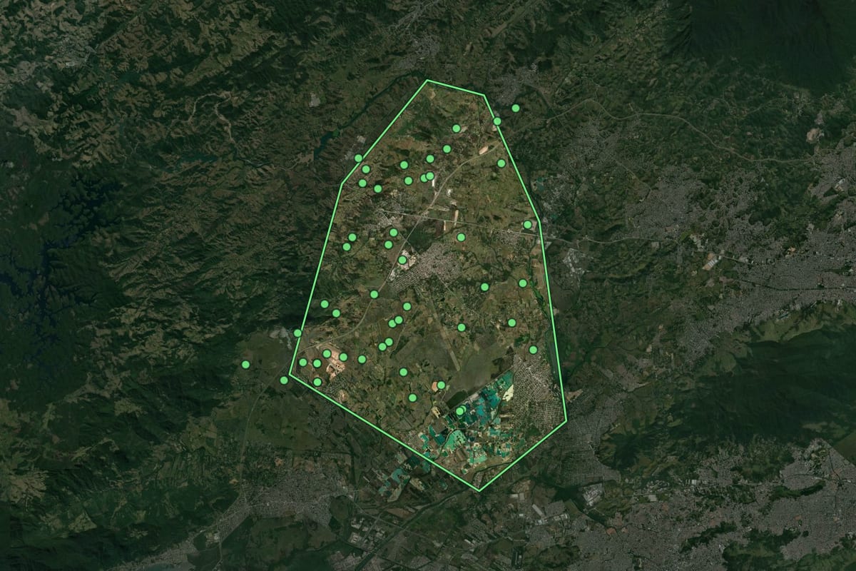 Imagem de satélite de Seropédica (RJ), com o contorno do município e a posição dos imóveis desta página.