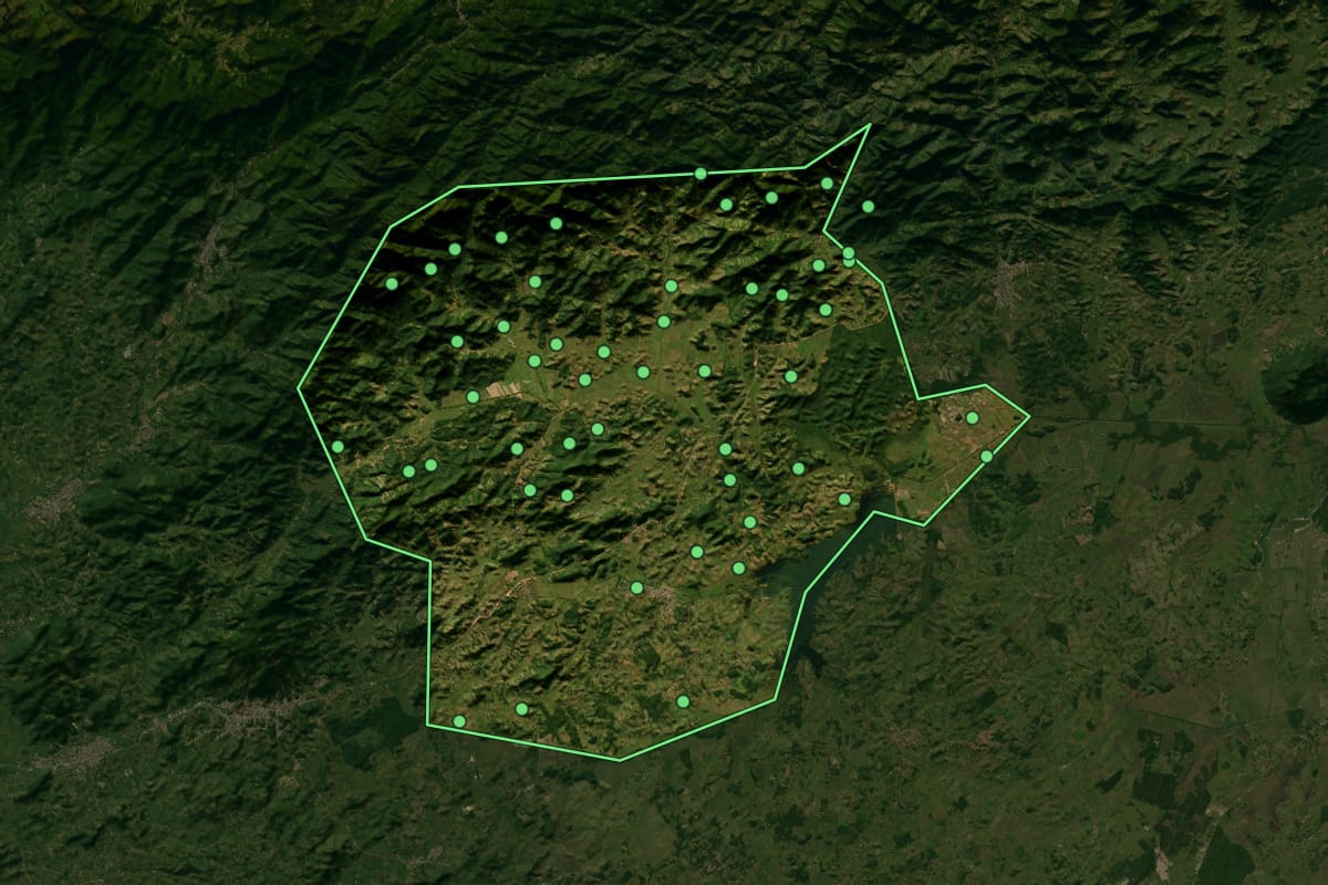 Imagem de satélite de Silva Jardim (RJ), com o contorno do município e a posição dos imóveis desta página.