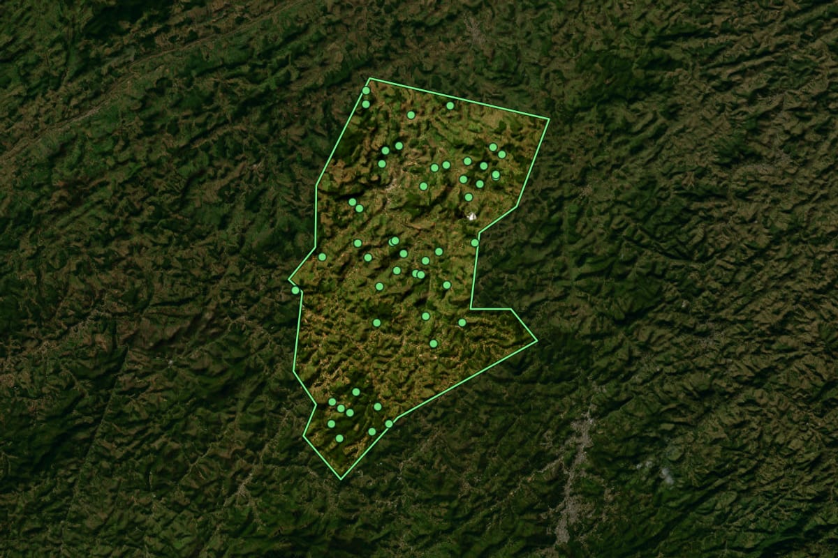 Imagem de satélite de Sumidouro (RJ), com o contorno do município e a posição dos imóveis desta página.