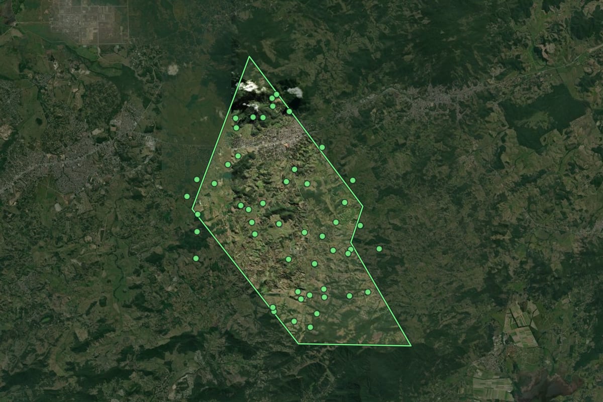 Imagem de satélite de Tanguá (RJ), com o contorno do município e a posição dos imóveis desta página.