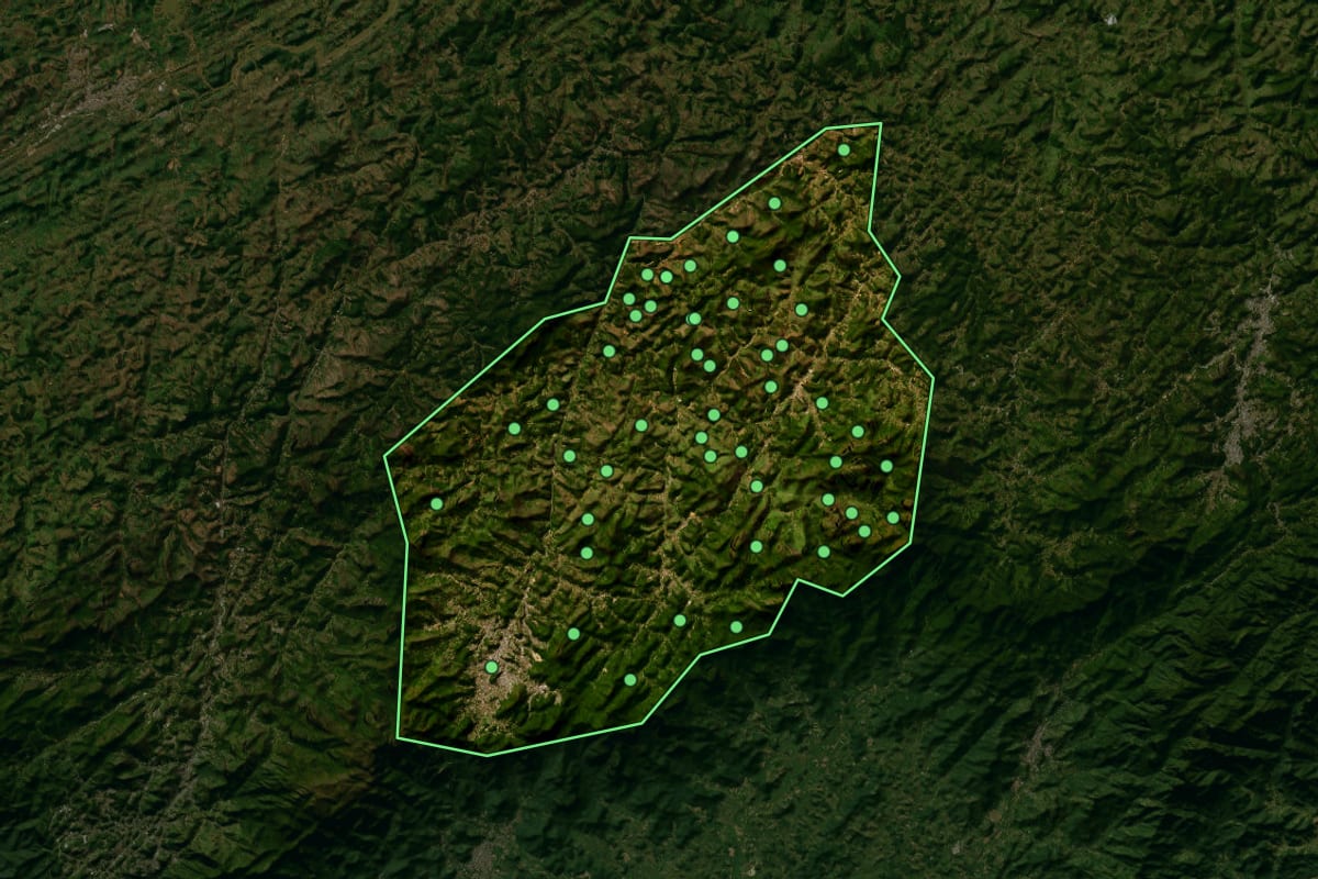 Imagem de satélite de Teresópolis (RJ), com o contorno do município e a posição dos imóveis desta página.