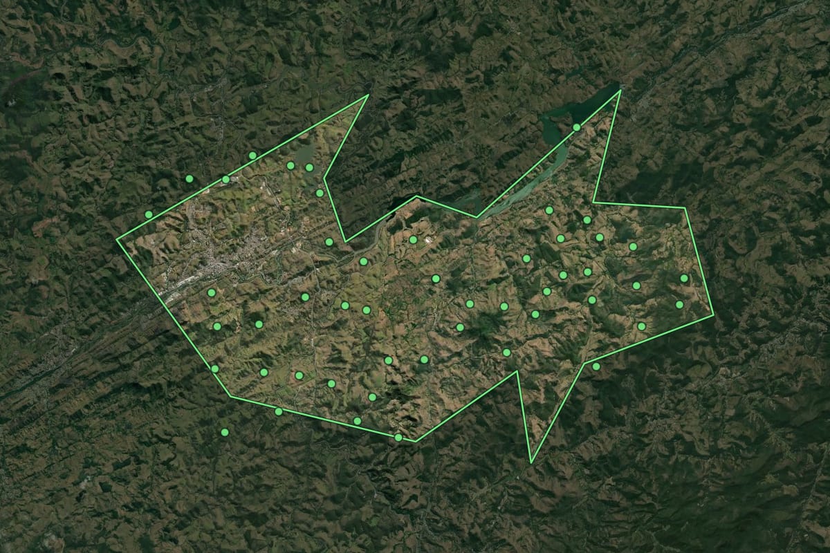 Imagem de satélite de Três Rios (RJ), com o contorno do município e a posição dos imóveis desta página.
