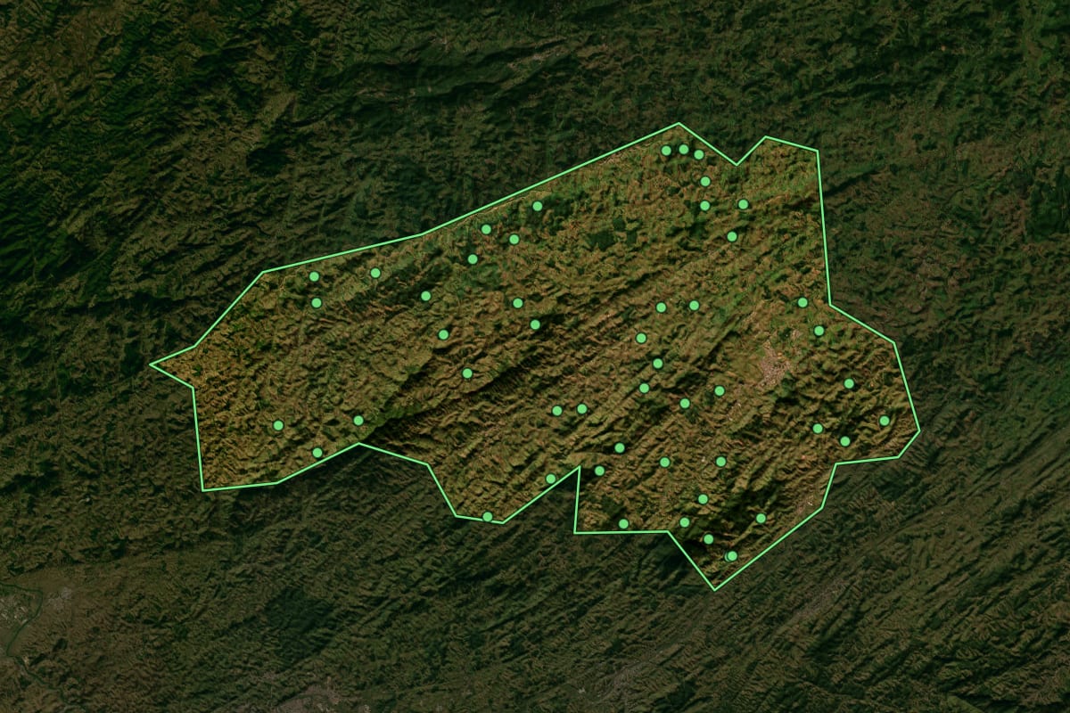 Imagem de satélite de Valença (RJ), com o contorno do município e a posição dos imóveis desta página.
