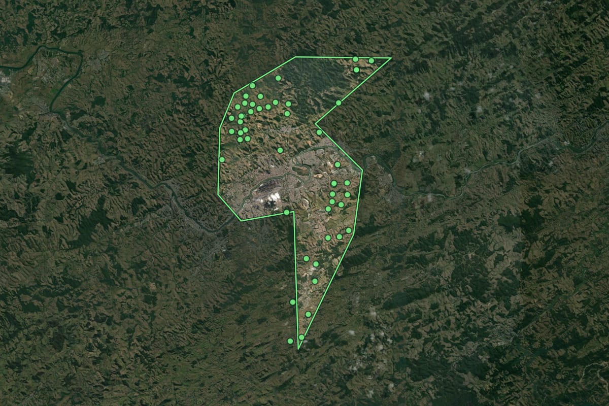 Imagem de satélite de Volta Redonda (RJ), com o contorno do município e a posição dos imóveis desta página.