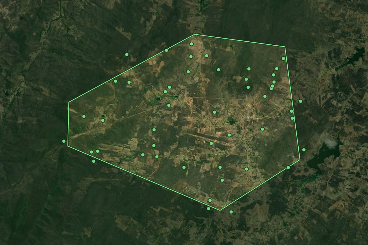 Imagem de satélite de Água Nova (RN), com o contorno do município e a posição dos imóveis desta página.