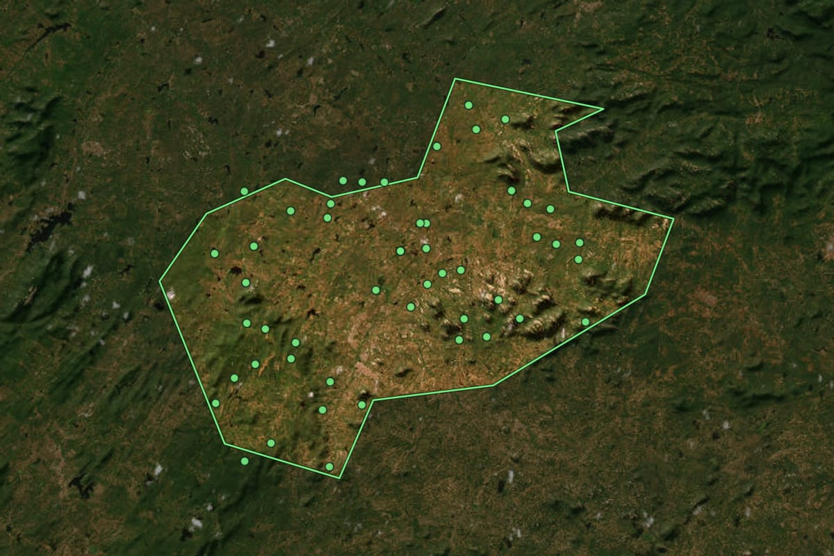 Imagem de satélite de Alexandria (RN), com o contorno do município e a posição dos imóveis desta página.