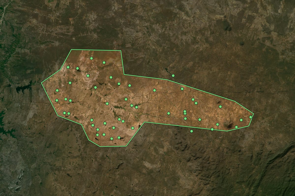 Imagem de satélite de Angicos (RN), com o contorno do município e a posição dos imóveis desta página.