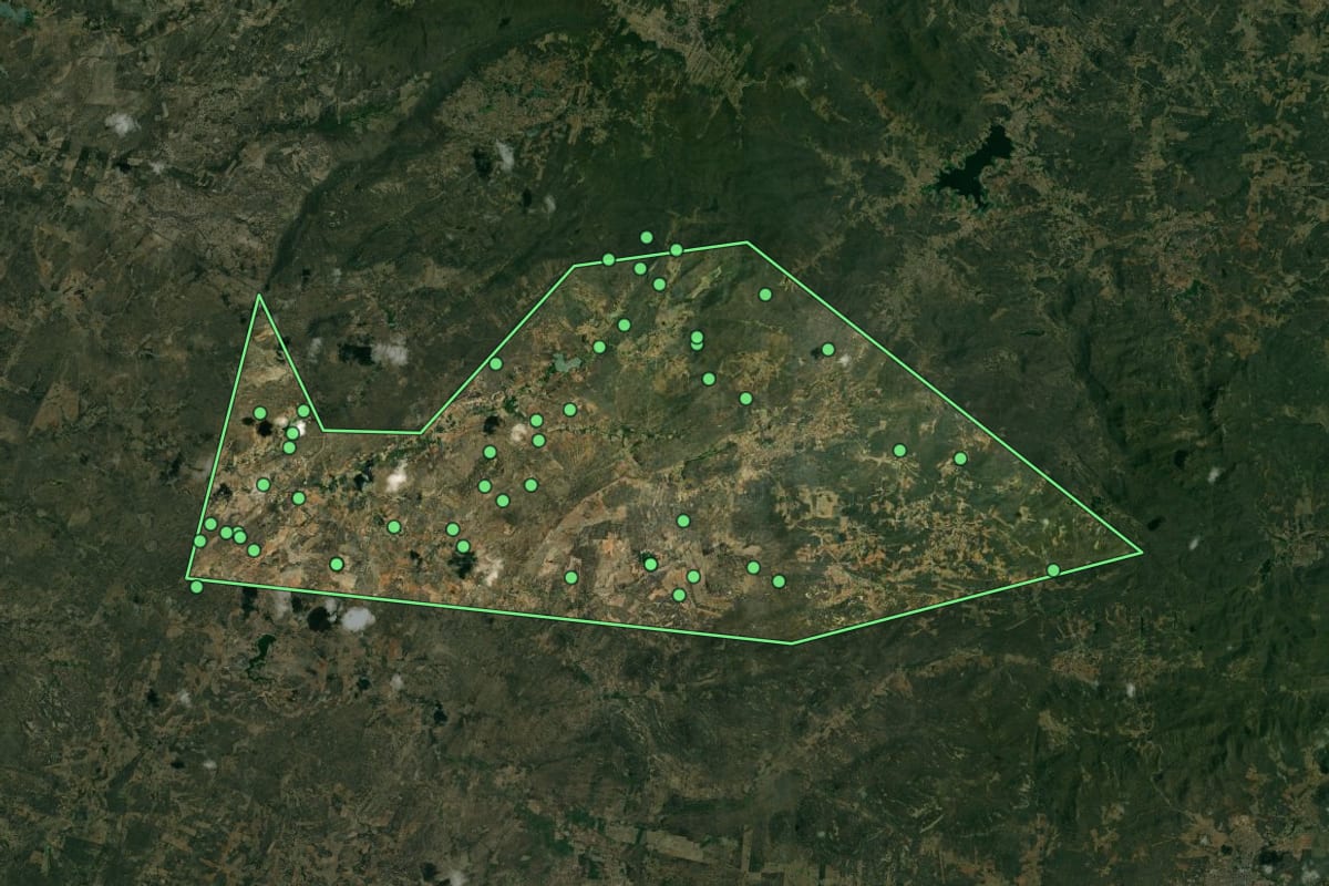 Imagem de satélite de Antônio Martins (RN), com o contorno do município e a posição dos imóveis desta página.