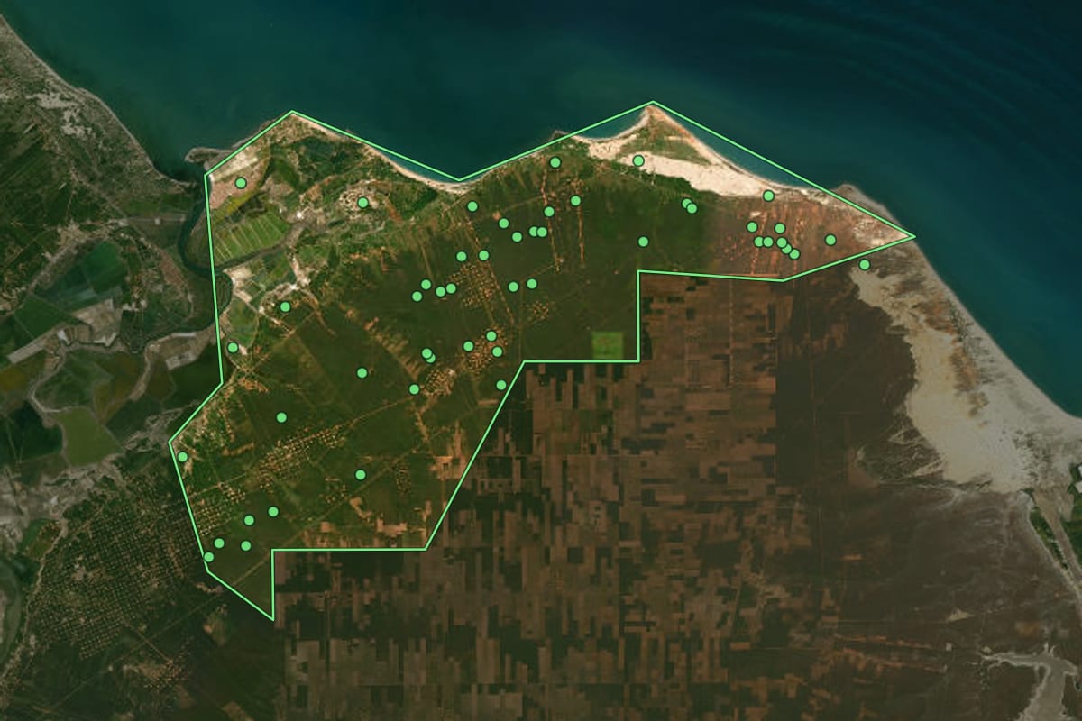 Imagem de satélite de Areia Branca (RN), com o contorno do município e a posição dos imóveis desta página.