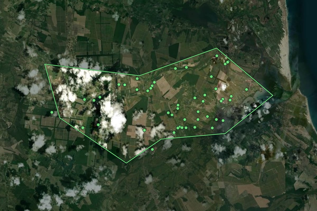 Imagem de satélite de Arez (RN), com o contorno do município e a posição dos imóveis desta página.