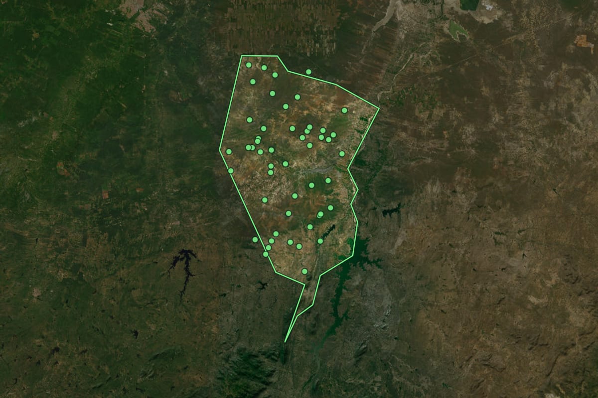 Imagem de satélite de Assú (RN), com o contorno do município e a posição dos imóveis desta página.