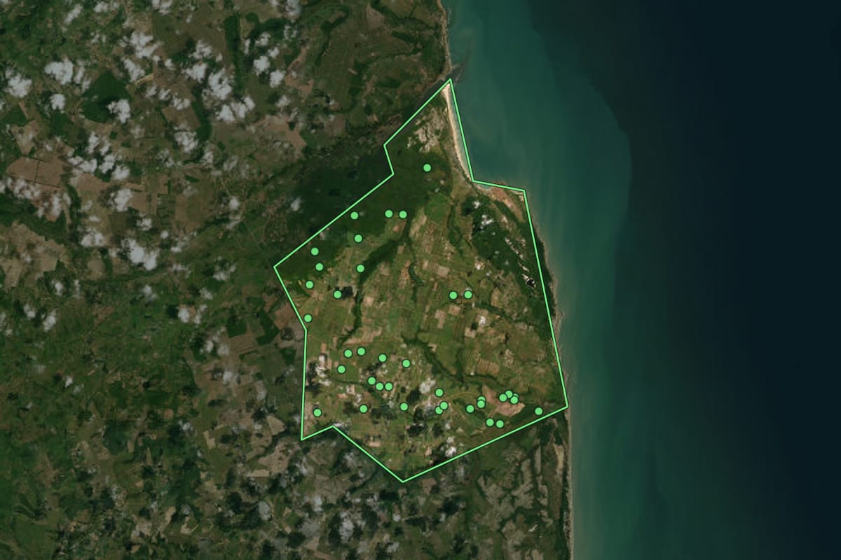Imagem de satélite de Baía Formosa (RN), com o contorno do município e a posição dos imóveis desta página.