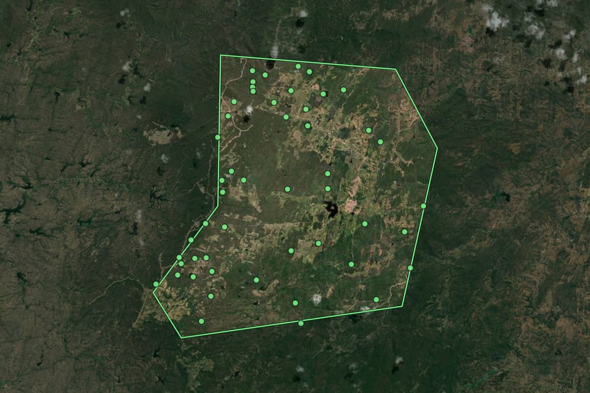 Imagem de satélite de Campo Redondo (RN), com o contorno do município e a posição dos imóveis desta página.