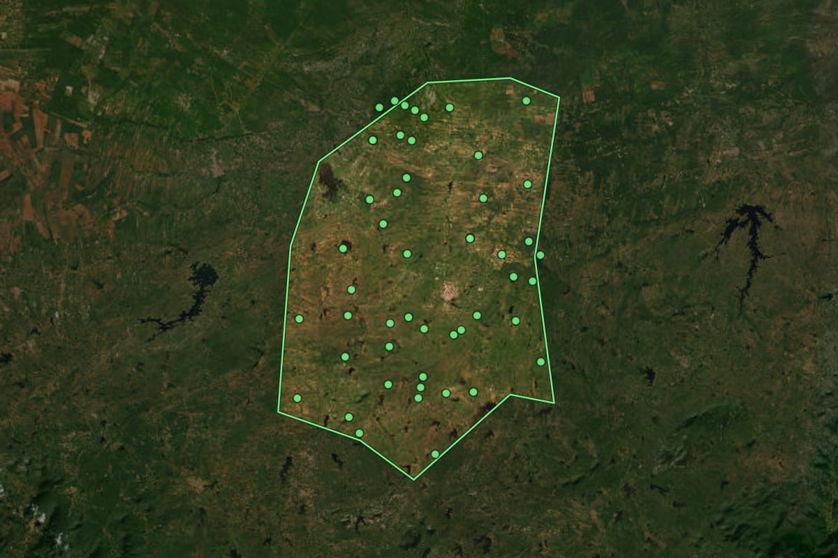 Imagem de satélite de Caraúbas (RN), com o contorno do município e a posição dos imóveis desta página.
