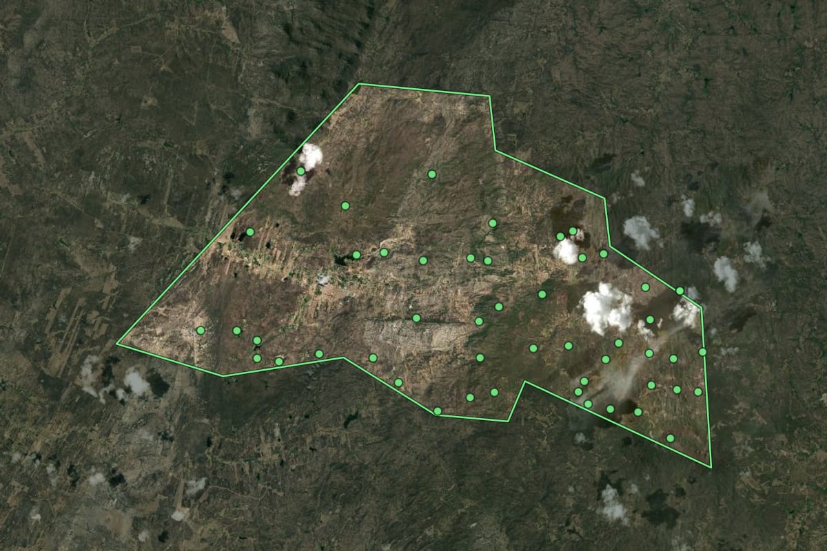 Imagem de satélite de Carnaúba dos Dantas (RN), com o contorno do município e a posição dos imóveis desta página.