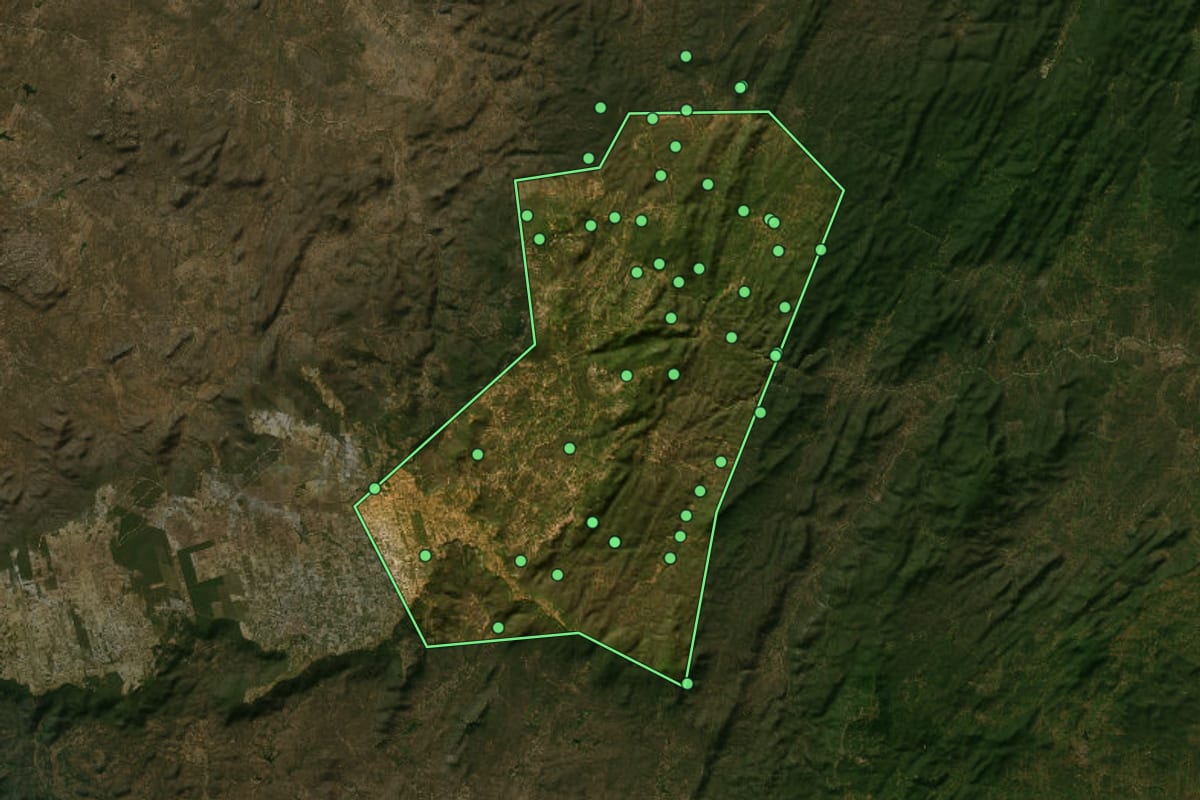 Imagem de satélite de Cerro Corá (RN), com o contorno do município e a posição dos imóveis desta página.