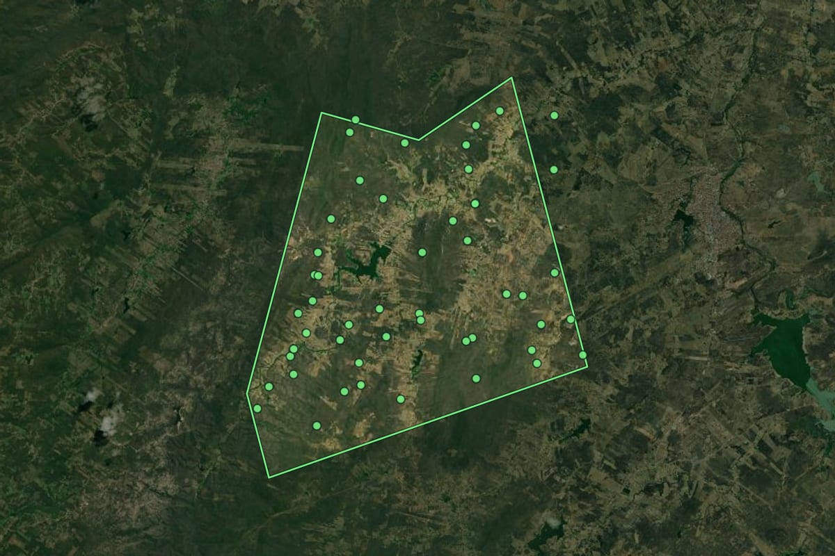 Imagem de satélite de Encanto (RN), com o contorno do município e a posição dos imóveis desta página.