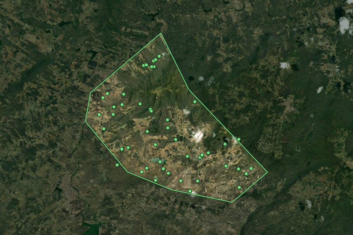 Imagem de satélite de Francisco Dantas (RN), com o contorno do município e a posição dos imóveis desta página.