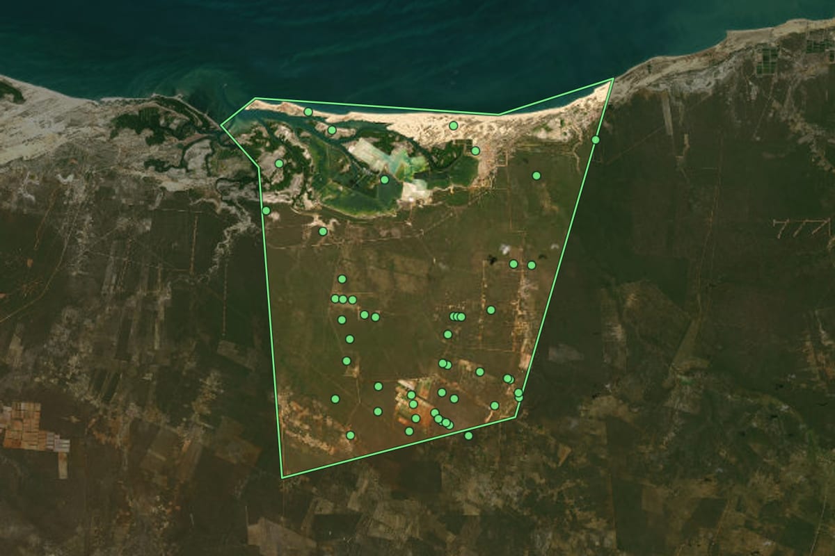 Imagem de satélite de Galinhos (RN), com o contorno do município e a posição dos imóveis desta página.