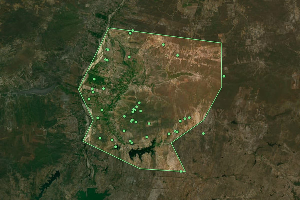 Imagem de satélite de Ipanguaçu (RN), com o contorno do município e a posição dos imóveis desta página.
