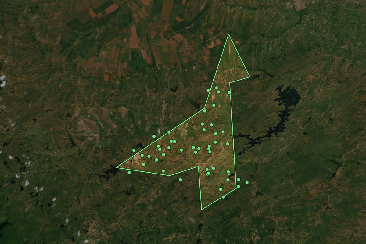 Imagem de satélite de Itaú (RN), com o contorno do município e a posição dos imóveis desta página.