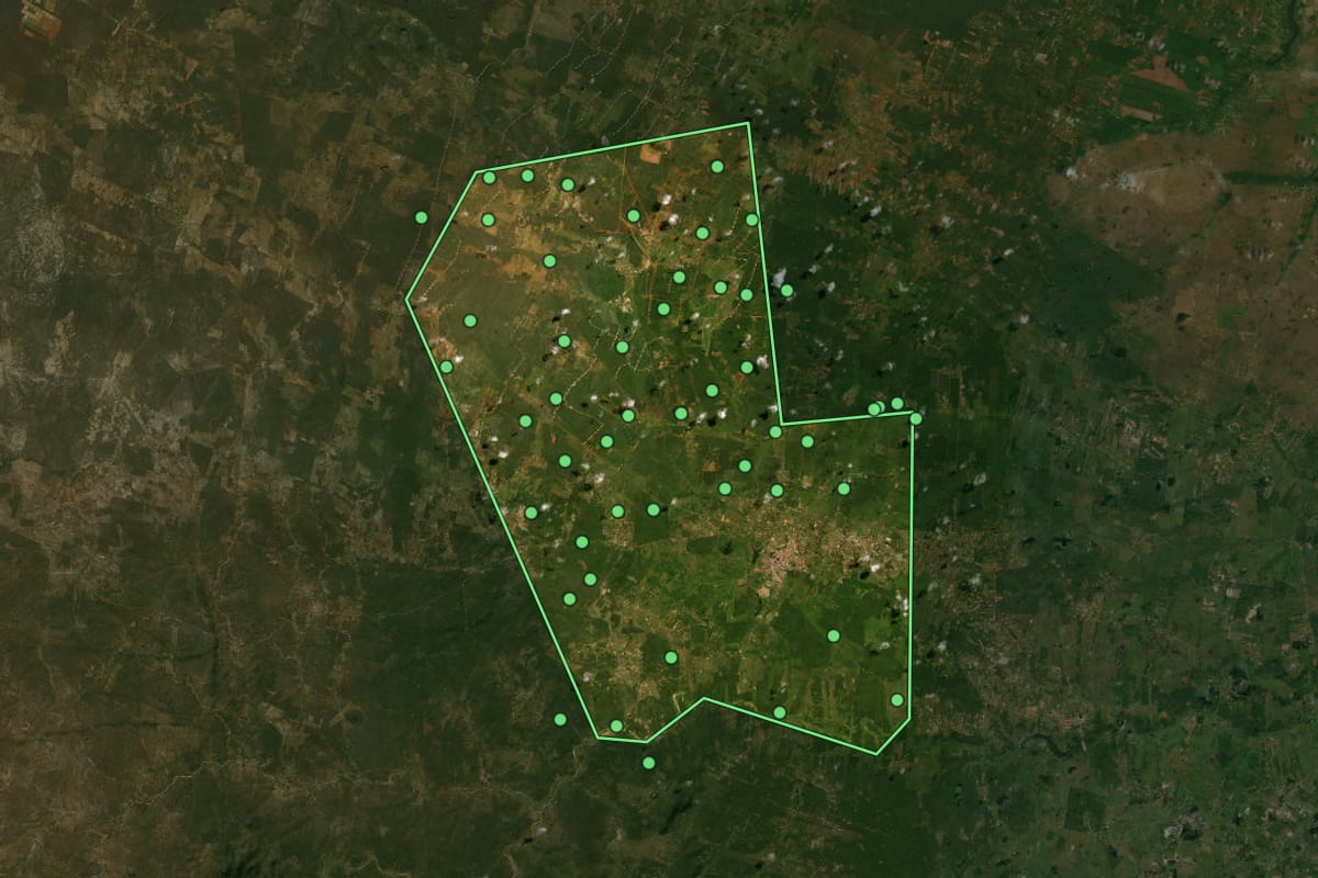 Imagem de satélite de João Câmara (RN), com o contorno do município e a posição dos imóveis desta página.