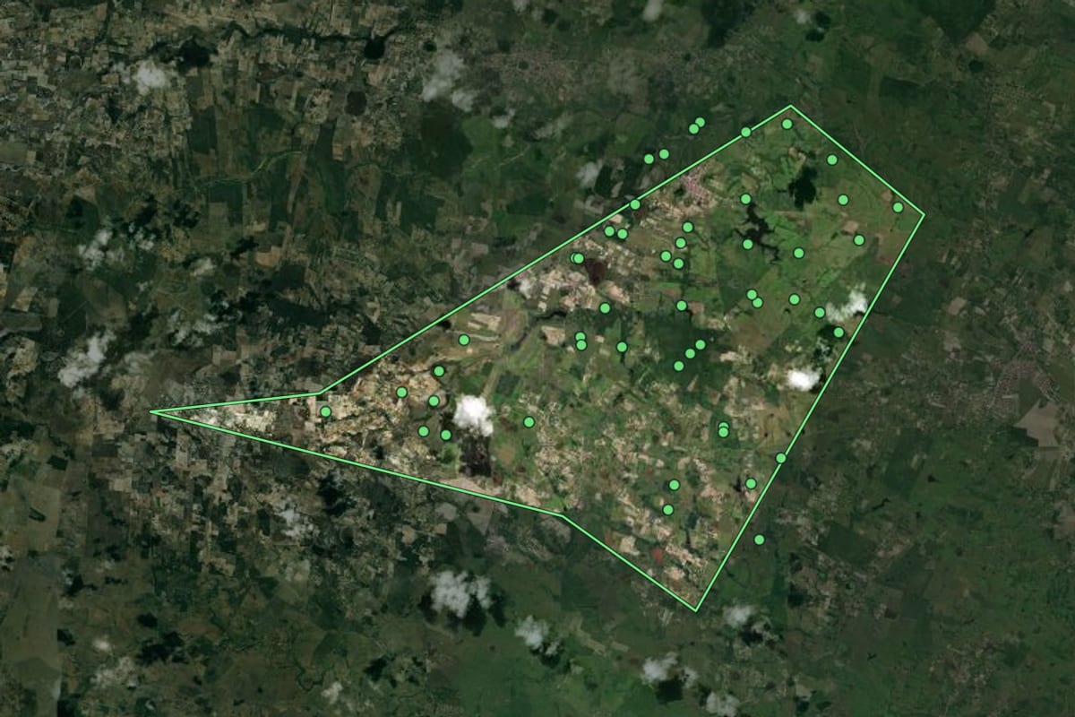 Imagem de satélite de Lagoa de Pedras (RN), com o contorno do município e a posição dos imóveis desta página.