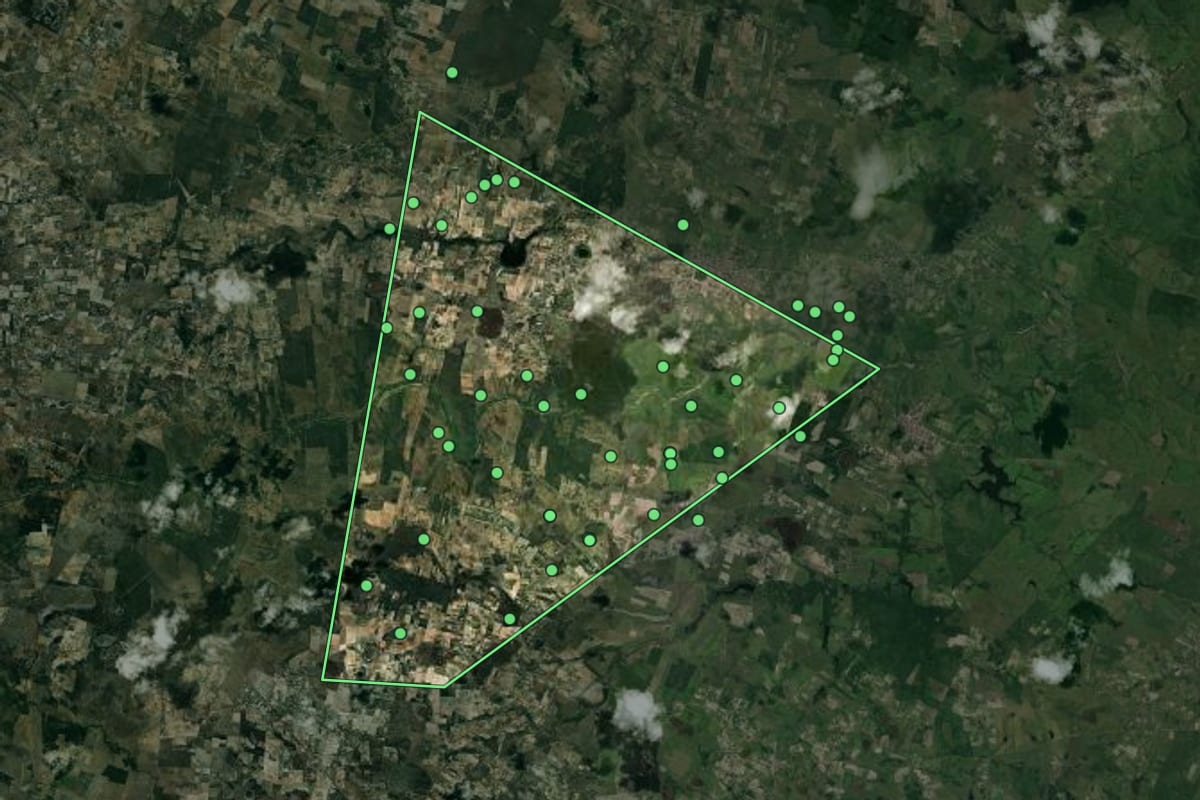 Imagem de satélite de Lagoa Salgada (RN), com o contorno do município e a posição dos imóveis desta página.