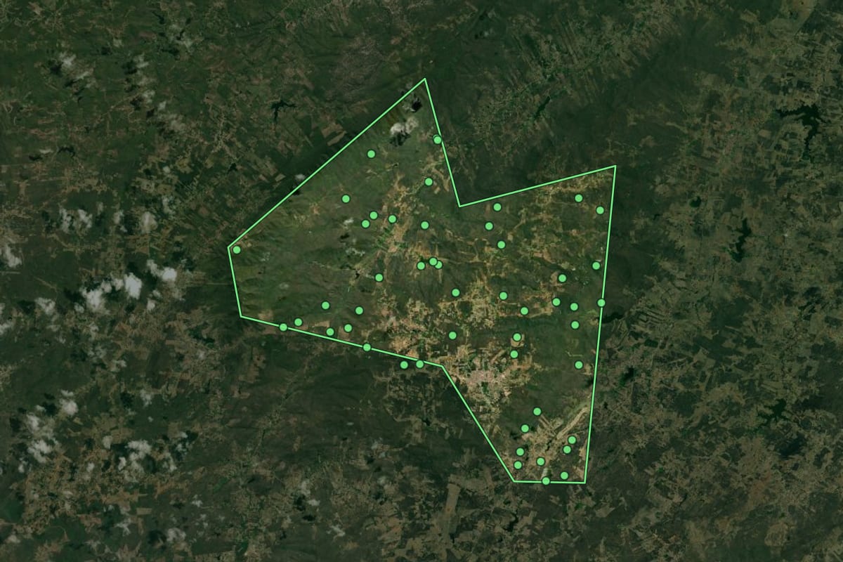 Imagem de satélite de Luís Gomes (RN), com o contorno do município e a posição dos imóveis desta página.