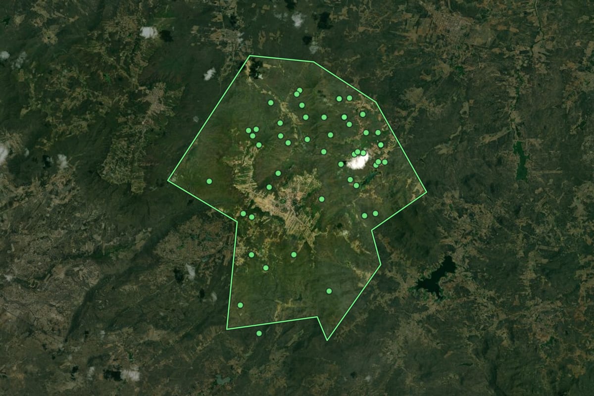 Imagem de satélite de Martins (RN), com o contorno do município e a posição dos imóveis desta página.