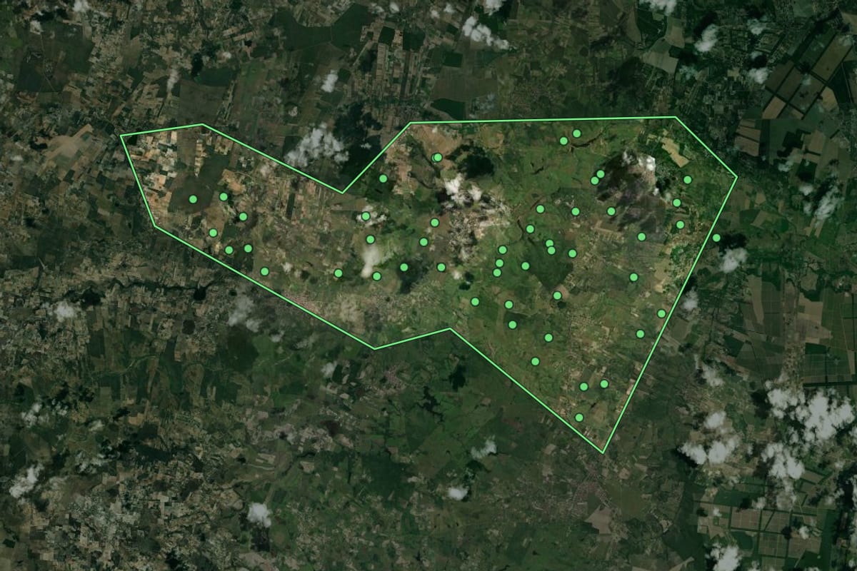 Imagem de satélite de Monte Alegre (RN), com o contorno do município e a posição dos imóveis desta página.