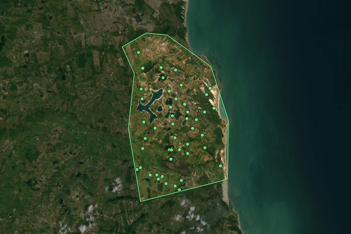 Imagem de satélite de Nísia Floresta (RN), com o contorno do município e a posição dos imóveis desta página.