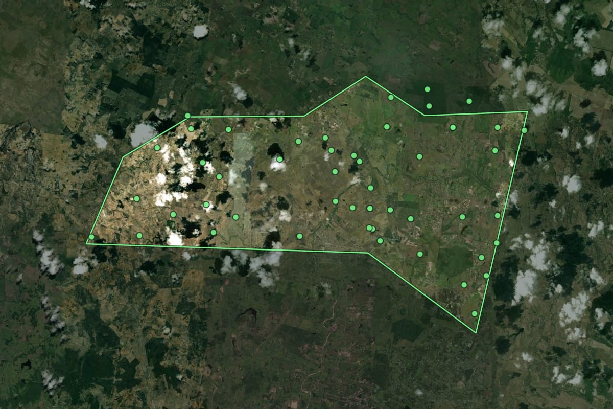 Imagem de satélite de Nova Cruz (RN), com o contorno do município e a posição dos imóveis desta página.