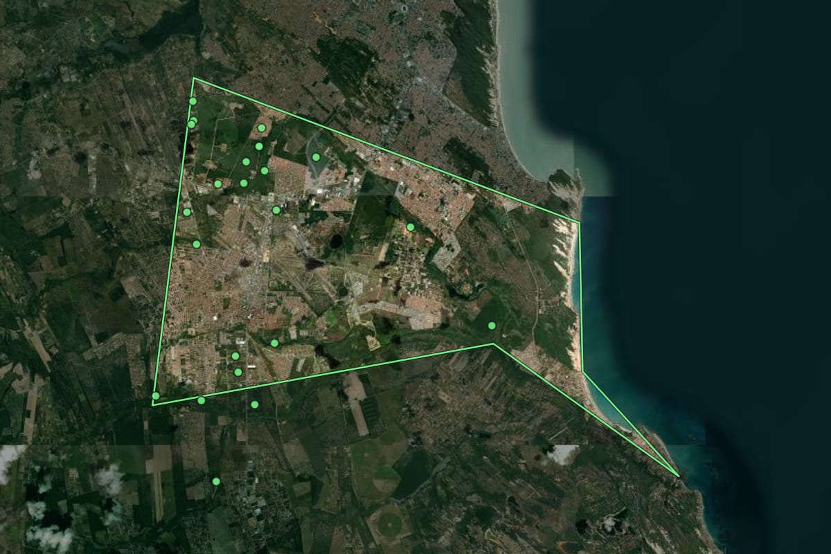 Imagem de satélite de Parnamirim (RN), com o contorno do município e a posição dos imóveis desta página.