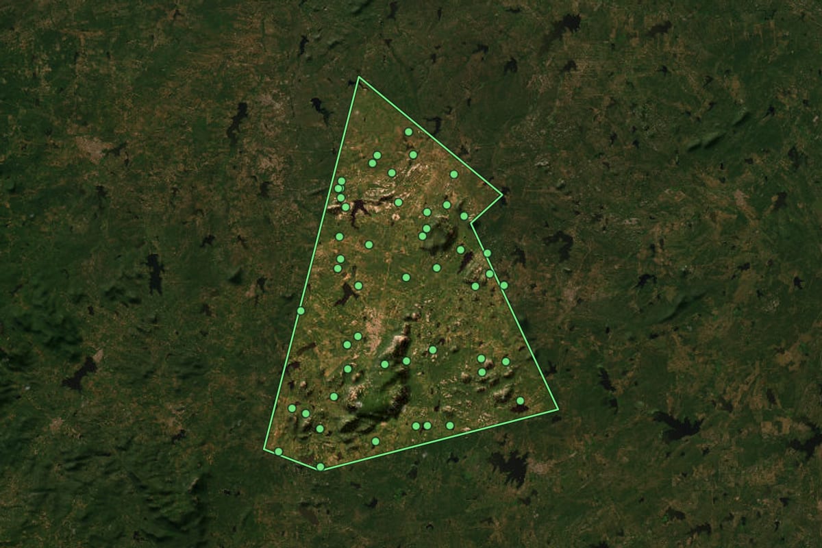 Imagem de satélite de Patu (RN), com o contorno do município e a posição dos imóveis desta página.