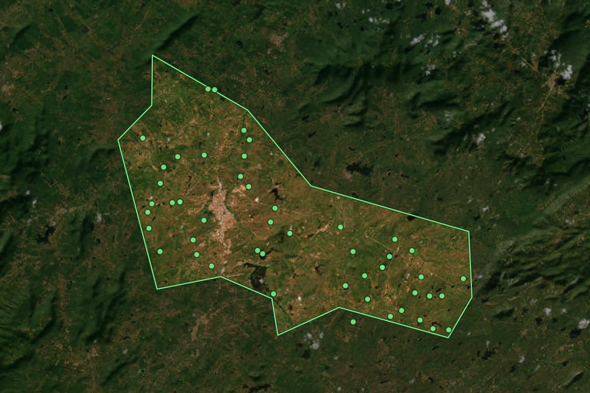 Imagem de satélite de Pau dos Ferros (RN), com o contorno do município e a posição dos imóveis desta página.