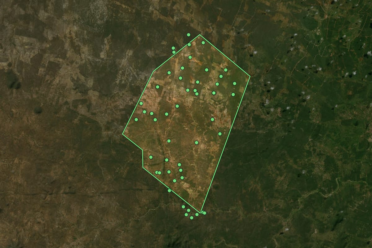 Imagem de satélite de Pedra Preta (RN), com o contorno do município e a posição dos imóveis desta página.