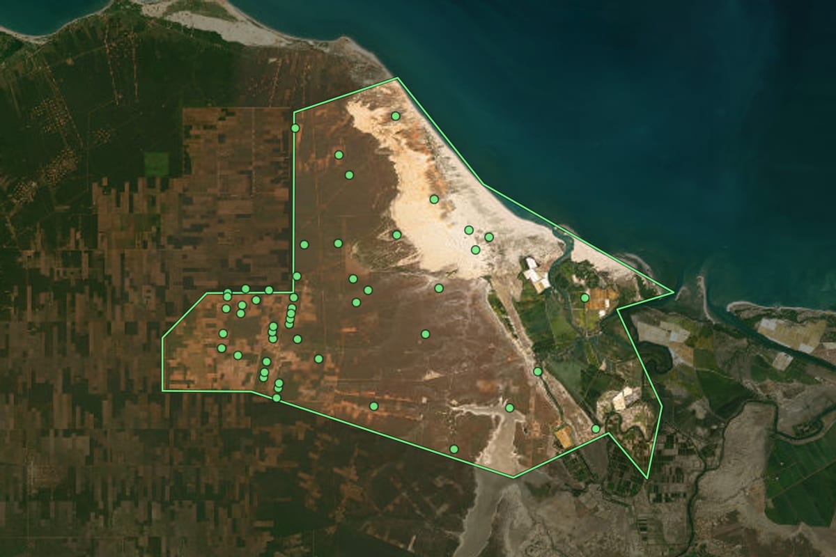 Imagem de satélite de Porto do Mangue (RN), com o contorno do município e a posição dos imóveis desta página.