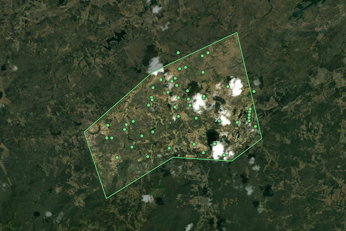 Imagem de satélite de Riacho da Cruz (RN), com o contorno do município e a posição dos imóveis desta página.