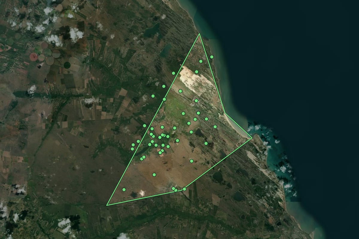 Imagem de satélite de Rio do Fogo (RN), com o contorno do município e a posição dos imóveis desta página.