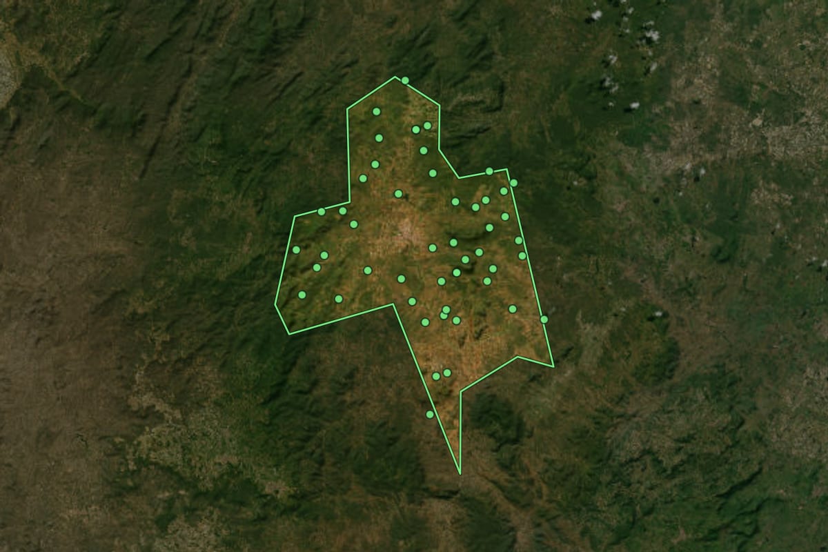 Imagem de satélite de Santa Cruz (RN), com o contorno do município e a posição dos imóveis desta página.