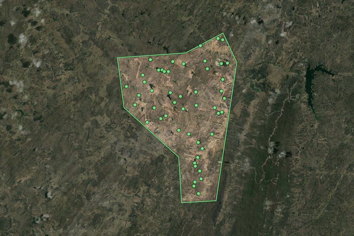 Imagem de satélite de Santana do Seridó (RN), com o contorno do município e a posição dos imóveis desta página.