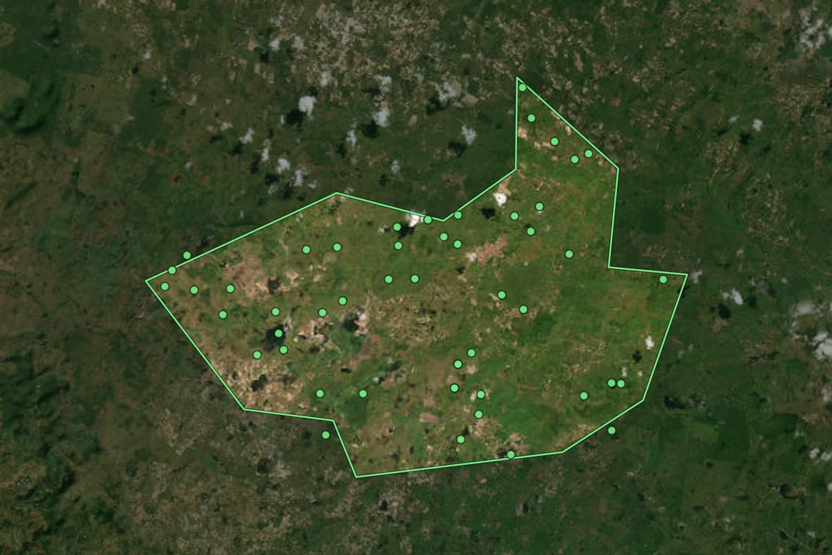 Imagem de satélite de Santo Antônio (RN), com o contorno do município e a posição dos imóveis desta página.