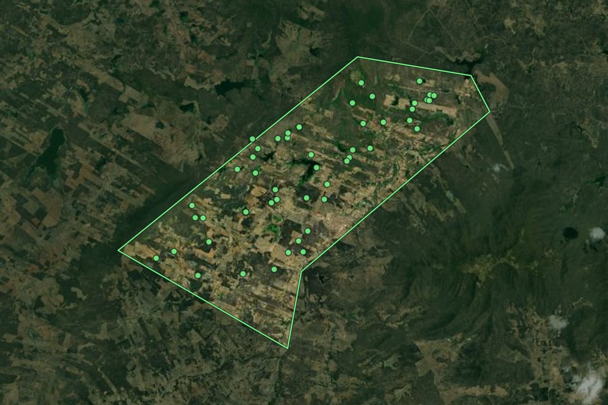 Imagem de satélite de São Francisco do Oeste (RN), com o contorno do município e a posição dos imóveis desta página.